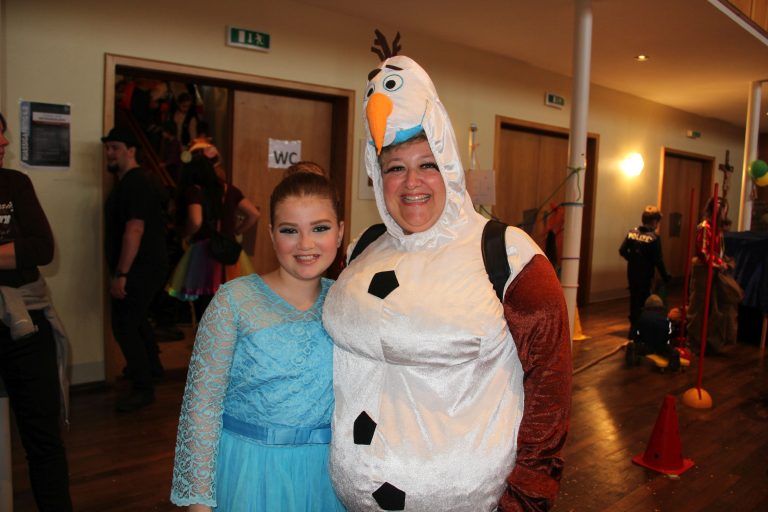 Auch Emily und Klaudia waren in Faschingslaune.