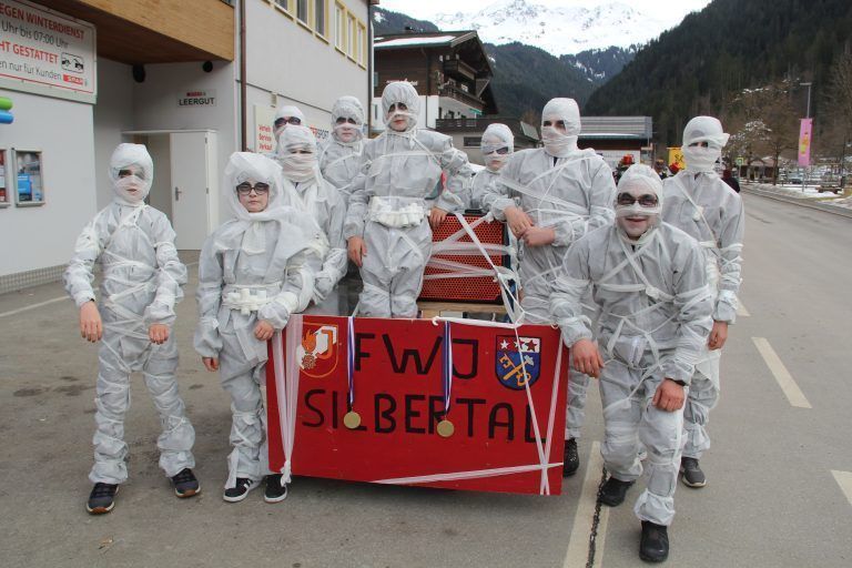 Die Jugendfeuerwehrler hatten sich als Mumien verkleidet.