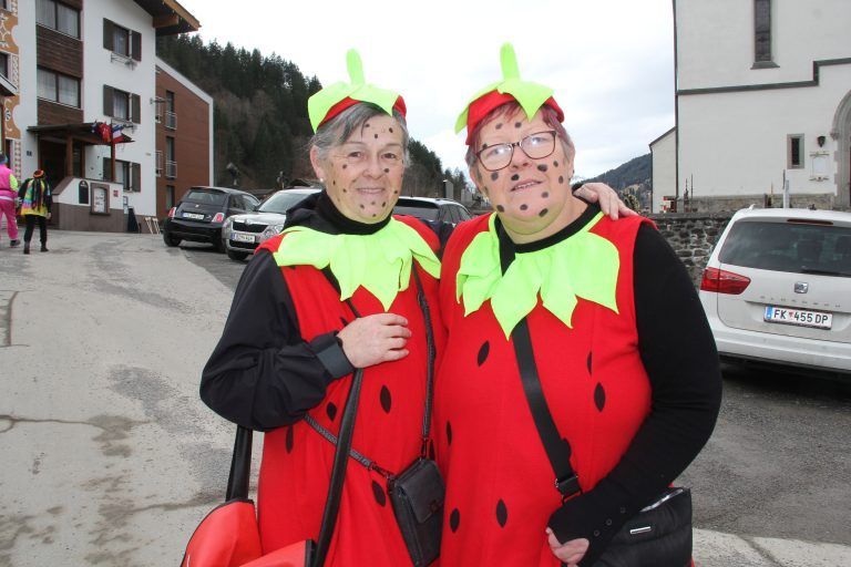 Irmgard und Elsa waren als Erdbeeren unterwegs.