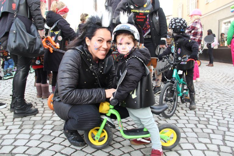 Rosa und Mama Denise gehörten der 200köpfigen Gruppe des Familienzentrums an.