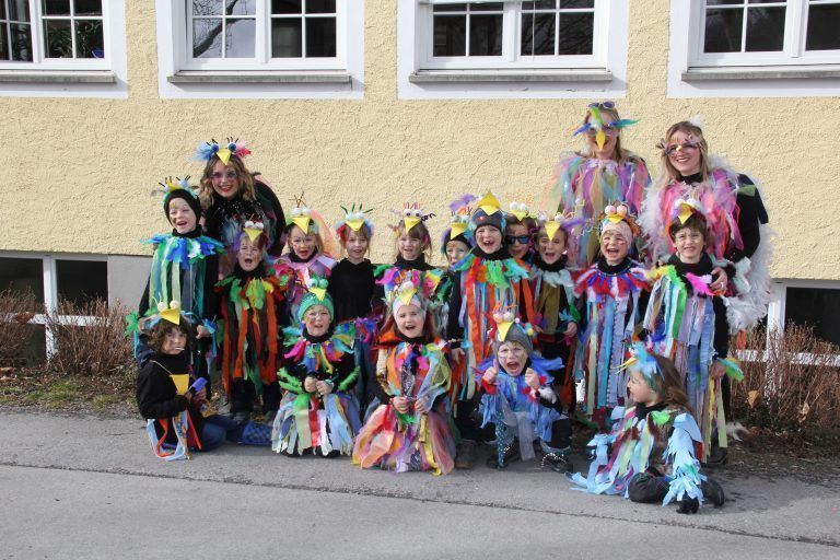 Viele bunte Kindergruppen waren dabei.