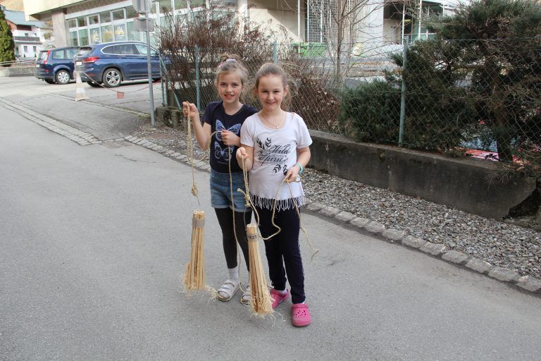 Stolz zeigten Luisa und Lena ihre selbst gebauten Fackeln.<span class="copyright"> ALLE BILDER:STL</span>