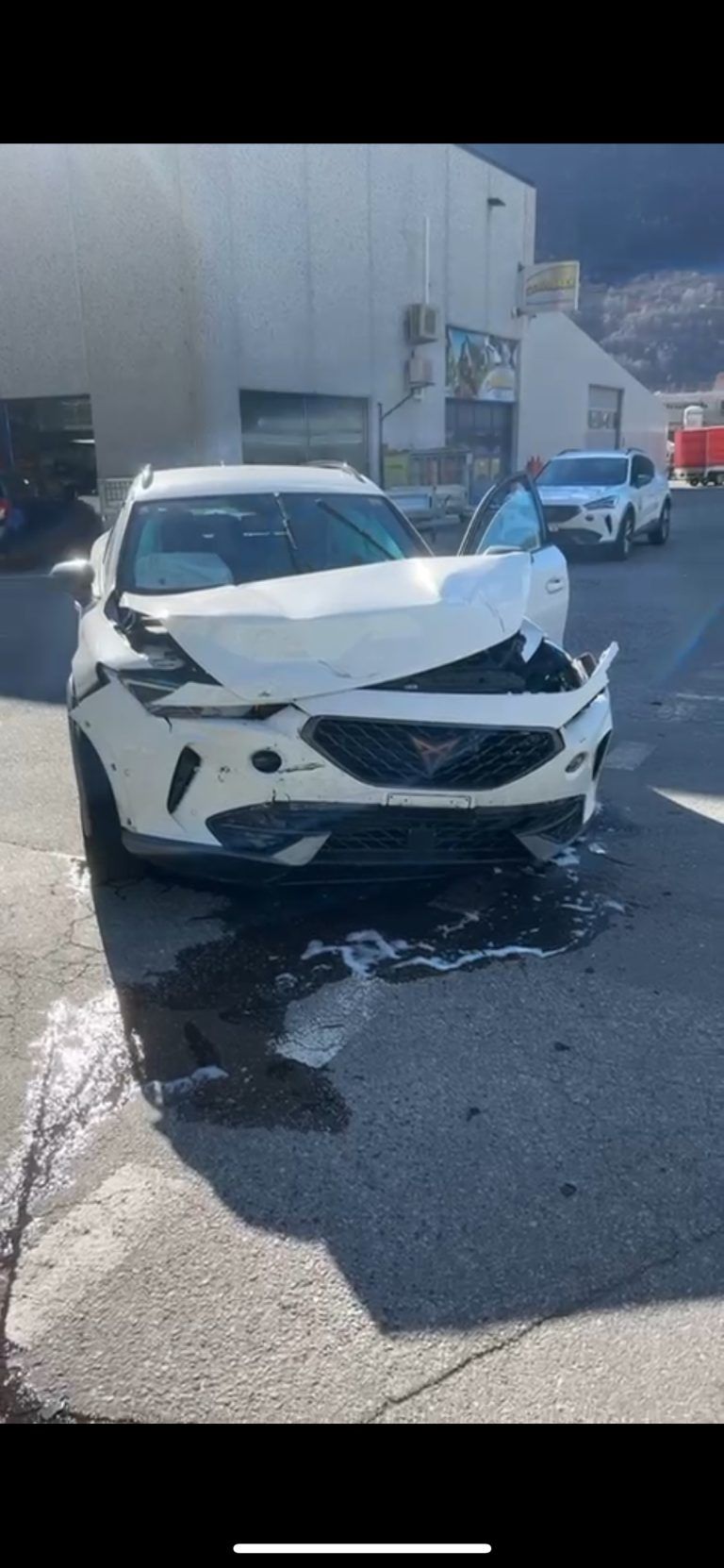 Der völlig zerstörte Seat Cupra von Dominic Zwerger. 