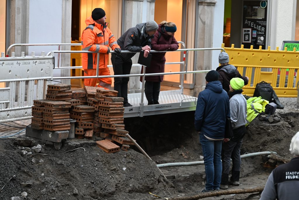Sanierung der ältesten Kanalisation Vorarlbergs bringt historische Funde ans Licht