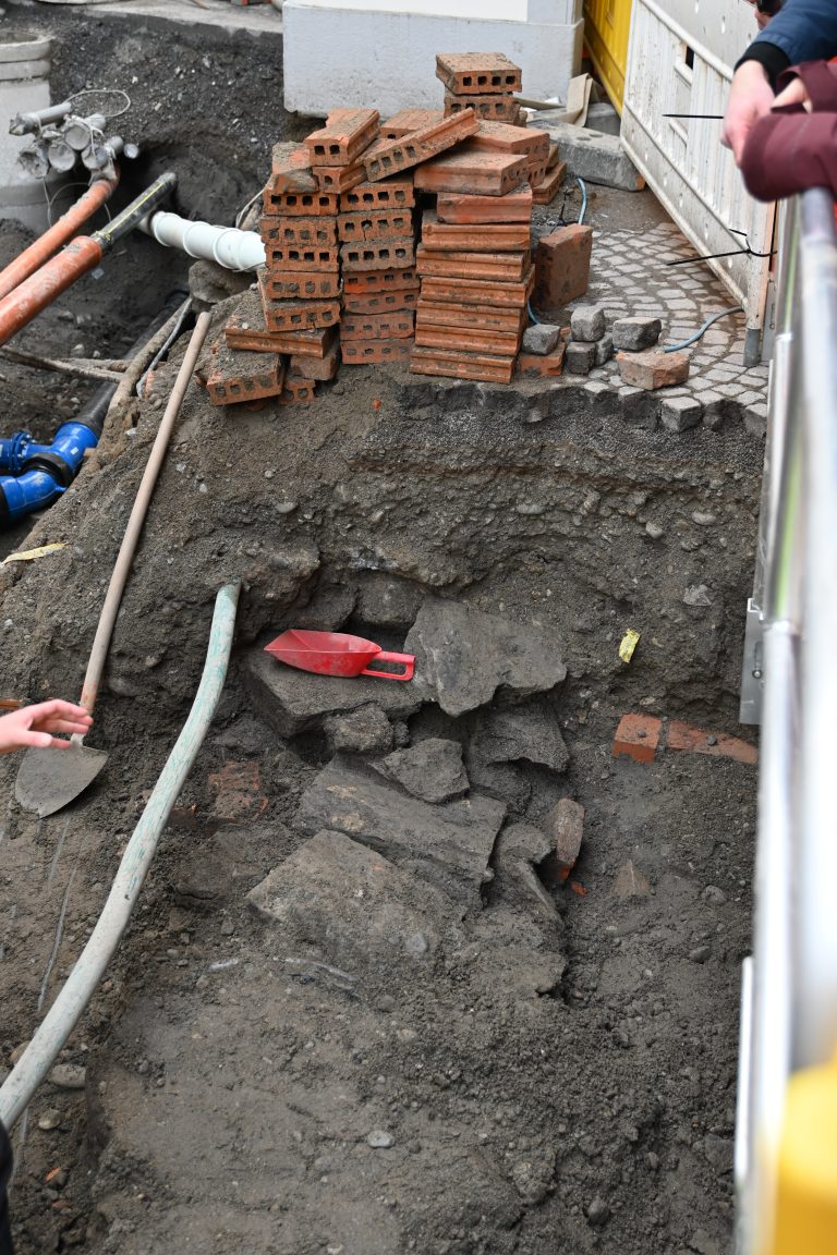 Spuren des ursprünglichen Hauses Schmiedgasse 10 im Fokus der Archäologen. <span class="copyright">Stadt Feldkirch</span>