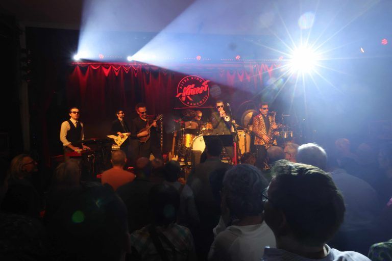 Auf der Bühne des alten Kinos war die Band voll in ihrem Element. <span class="copyright">AME</span>