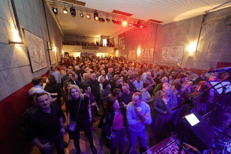 Das Konzert ist schon früh ausverkauft gewesen, Platz zum wiegen der Hüften hat es aber genug gegeben.