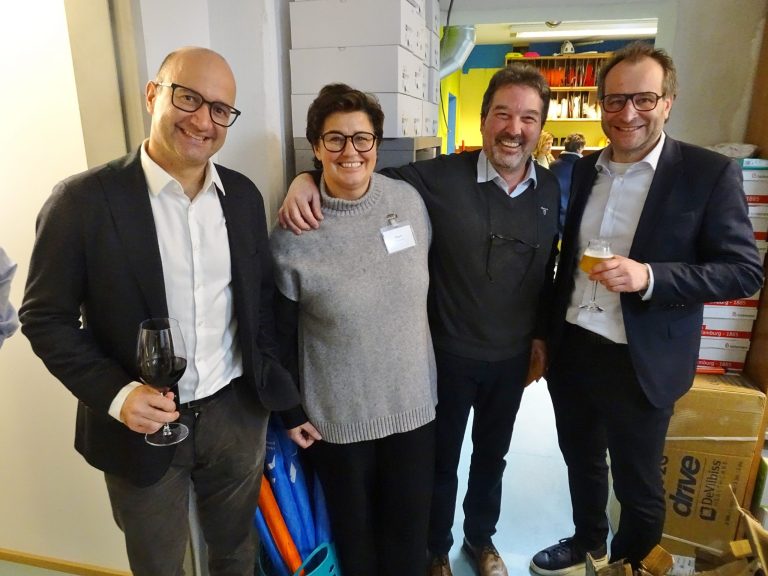 Johannes Ölz (Hypo Dornbirn, li.) und RA sowie Stadtrat Alexander Juen (re.) gratulierten Susanne und Markus Mayer zum gelungenen Umbau. <span class="copyright">cth</span>