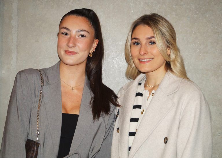 Jana Kopf und Paula Keckeis interessierten sich für die Werke des Aktionskünstlers.