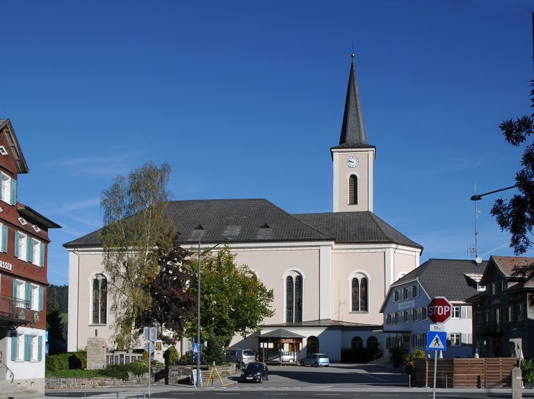 Die Jahre vergingen, und mit einem starken Anstieg der Bevölkerung in Alberschwende zwischen 1750 und 1850 wurde klar, dass eine größere Kirche vonnöten war. So wurde zwischen 1854 und 1856 die jetzige Kirche erbaut, majestätisch und imposant, gewidmet dem heiligen Martin.<span class="copyright">Böhringer</span>
