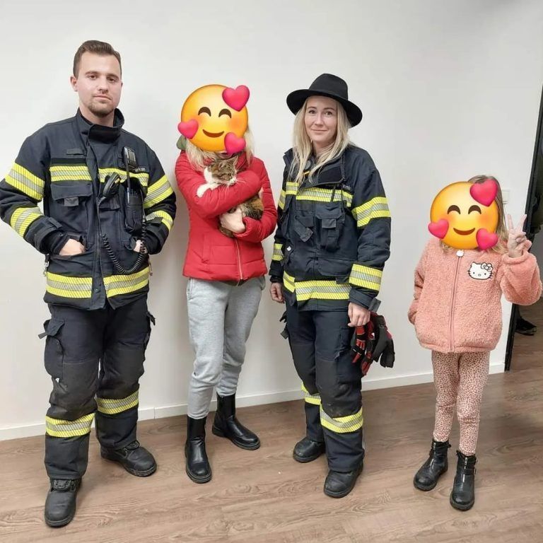 Mitglieder der Feuerwehr Vorkloster konnten die gerettete Mieze  ihren überglücklichen Besitzern übergeben.