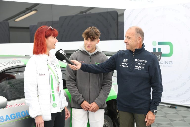 Kiano Blum mit Iris Dorr, der Teamchefin von ID Racing. <span class="copyright">ID Racing</span>