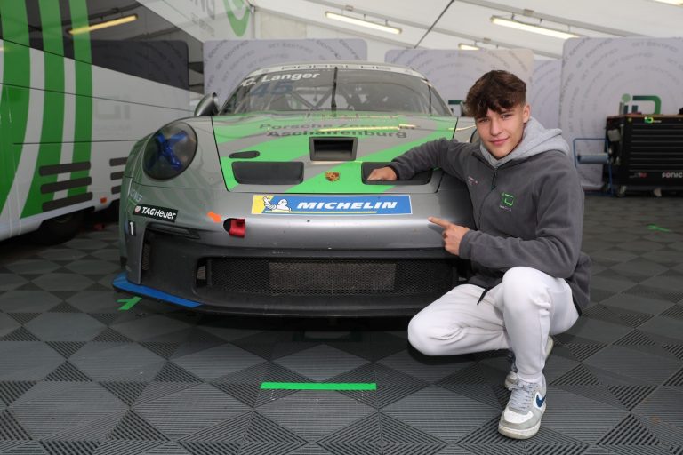 Kiano Blum und sein Porsche, mit dem er den Carrera-Cup bestreiten wird. <span class="copyright">ID-Racing</span>