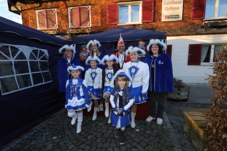 Abordnung der Kindergarde Langenegg vor dem „Ochsen“.