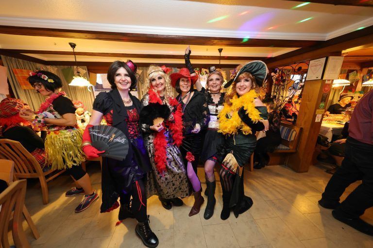 Die „Saloon Ladies“ genossen das letzte Faschingskränzle im Bildsteiner Ochsen in vollen Zügen. <span class="copyright">AME/13</span>