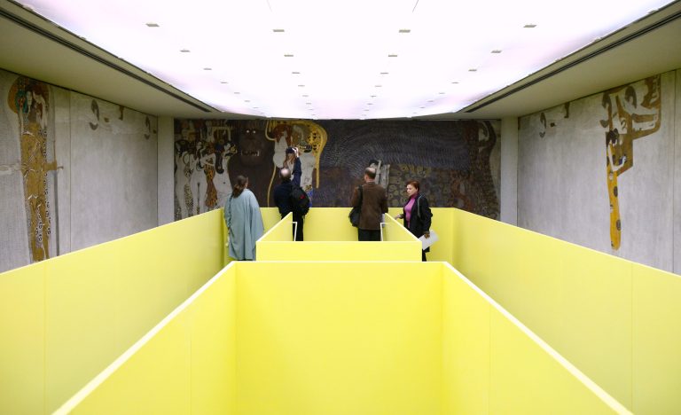 Die Kunstinstallation "Plattform" von Gerwald Rockenschaub war im Ausstellungsraum von Gustav Klimts "Beethovenfries" zu sehen.  <span class="copyright">REUTERS/Herwig Prammer</span>