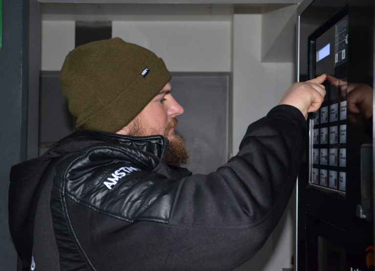 Kaffee gibt es aus dem Automaten im Gemeinschaftsraum des Rhomberg-Wohnhauses in Hohenems. <span class="copyright">HRJ</span>