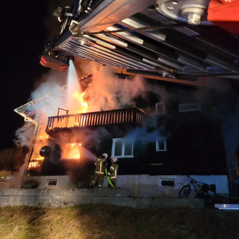 Das Haus in Göfis, in dem Kai Gassner gewohnt hat, ist am 15. Jänner völlig abgebrannt. <span class="copyright">Feuerwehr Feldkirch Stadt</span>