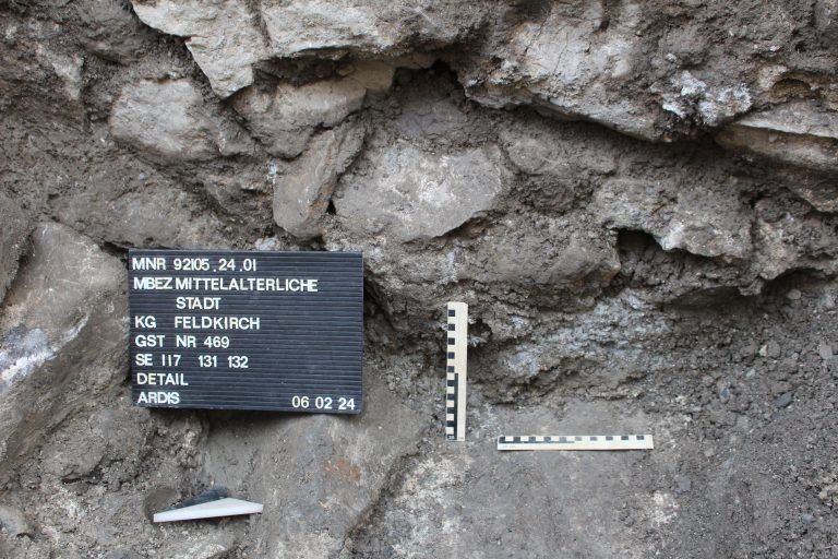 Bauarbeiten in der Schmiedgasse beeinträchtigen nicht die laufenden archäologischen Untersuchungen. <span class="copyright">Stadt Feldkirch</span>