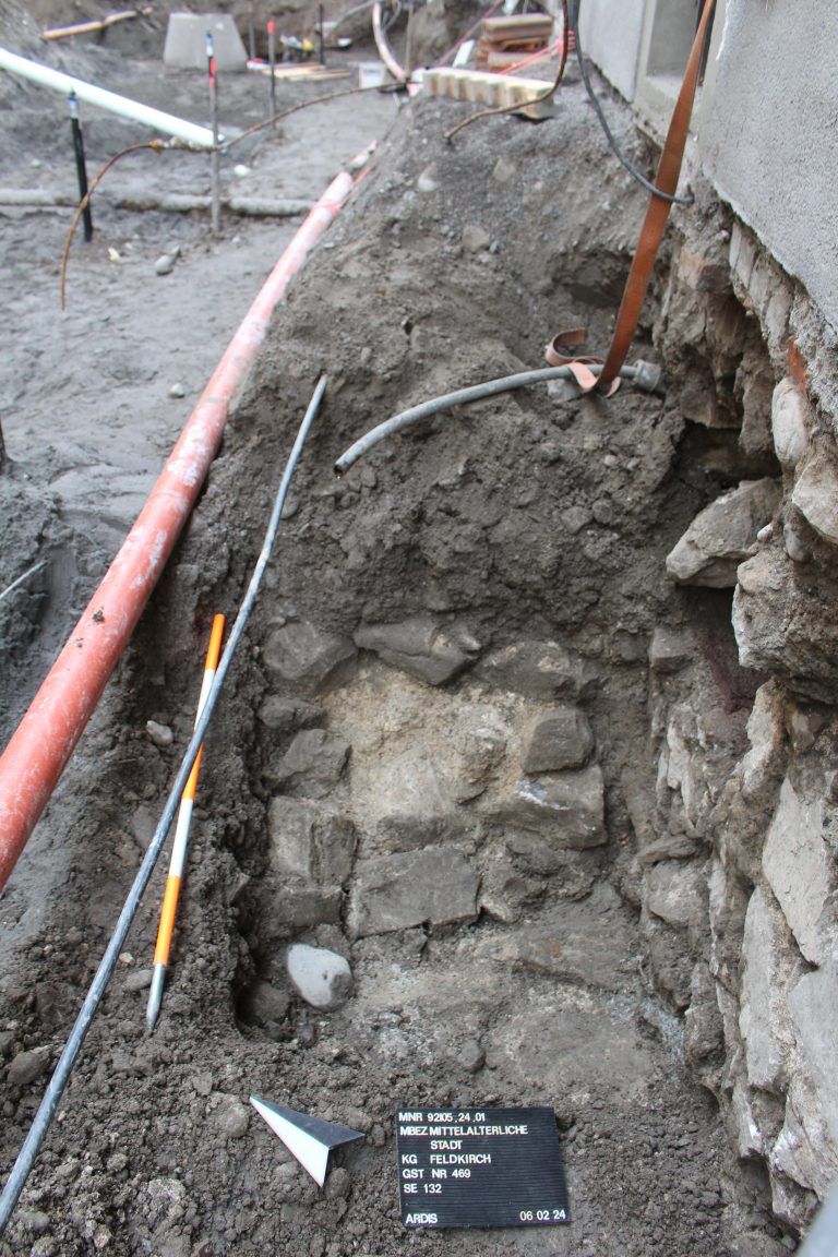 Sanierung der Innenstadt von Feldkirch schreitet zügig voran, während archäologische Funde weiterhin untersucht werden.
