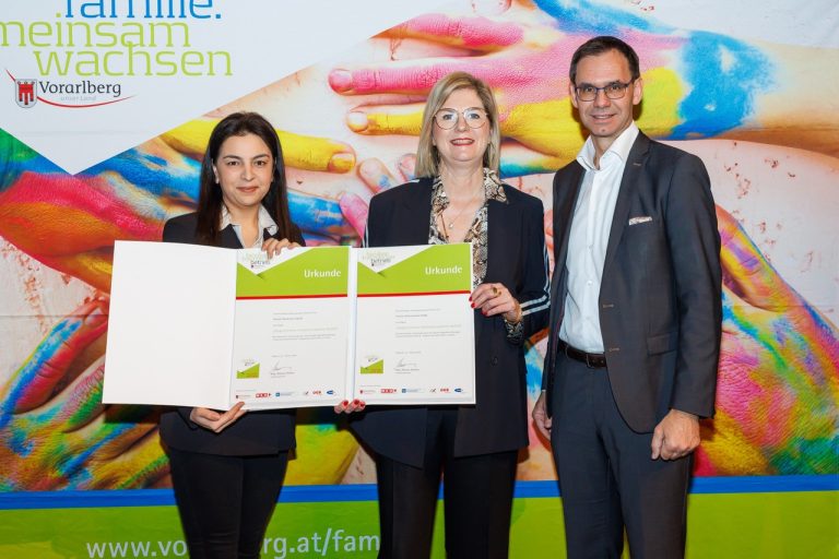 McDonalds wurde bereits zum zehnten Mal als familienfreundlicher Betrieb ausgezeichnet (v.l.): Fatosh Güclu, Anette Versluis, LH Wallner.<span class="copyright"> VLK/Hofmeister</span>