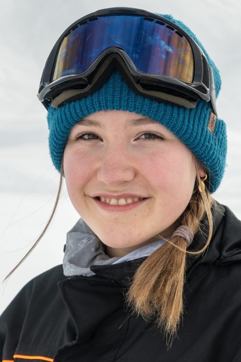Mia (14) aus Lustenau: „Ich bin schon zum zweiten Mal dabei und habe Freunde getroffen, die letztes Jahr auch dabei waren. Ich bin dabei, weil ich sonst nicht so viel Zeit habe zum Snowboarden. Es war sehr cool, dass wir am Abend ins Hallenbad und Billard spielen gegangen sind.“