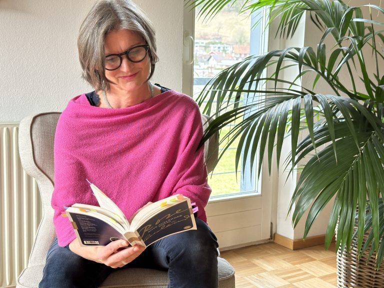 Sie hat sich als Vorbereitung intensiv mit dem Leben und dem Werk von Rose Ausländer auseinandergesetzt.