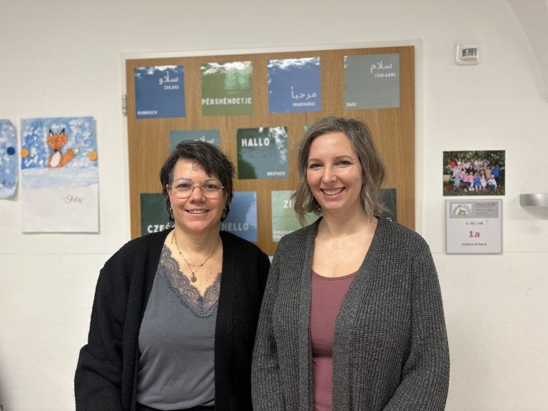 Direktorin Michaela Riedl und Projektleiterin Katrin Havrilla sind von dem Erfolg ihres Projekts „Gewaltfrei – Wir sind dabei“ begeistert.
