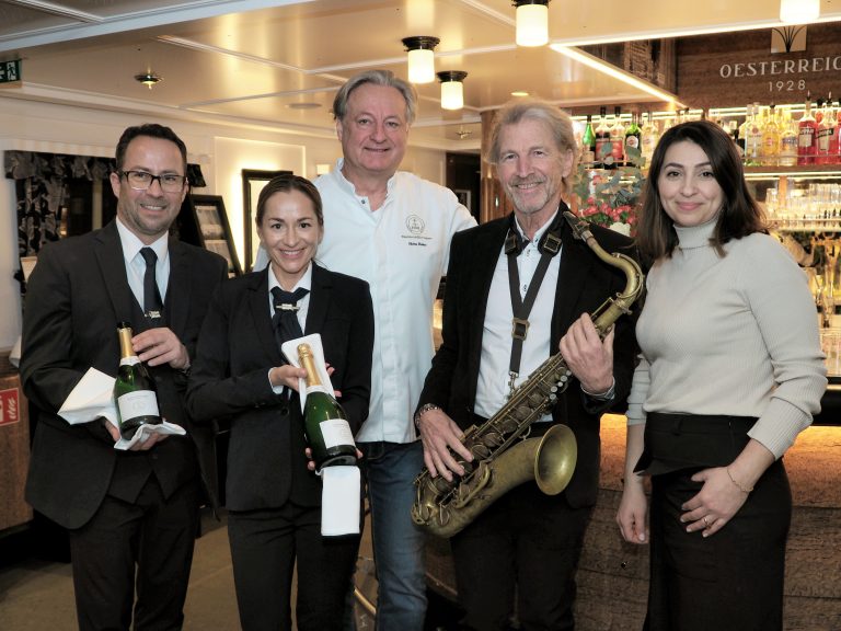 Gastgeber Heino Huber (M.) und GF Havva Dogan (Historische Schifffahrt Bodensee) mit Musiker Tony Heidegger, sowie  Peter Tietze und Martina Zizalova vom Serviceteam.       <span class="copyright">    sigrid juen   </span>                                                                                           