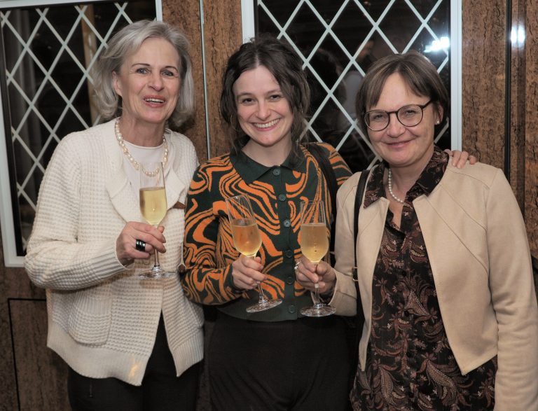 Judith und Valentina Hilbrand mit Ulrike Dal Cin.