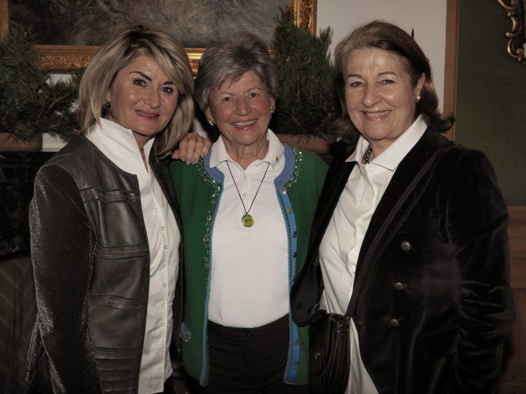 Kristl Moosbrugger (mitte) mit Gabi Jochum und Andrea Zundel beim Empfang.