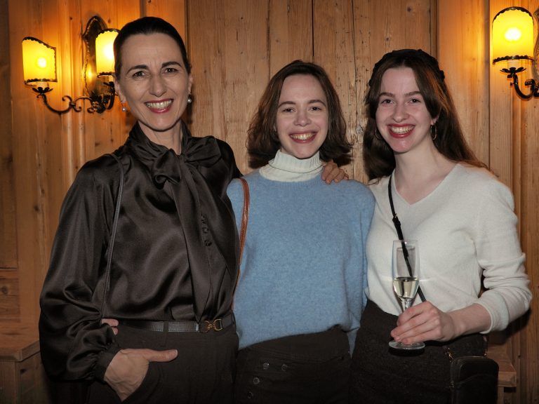 Susanne Huber-Sannwald mit Viola und Viktoria.