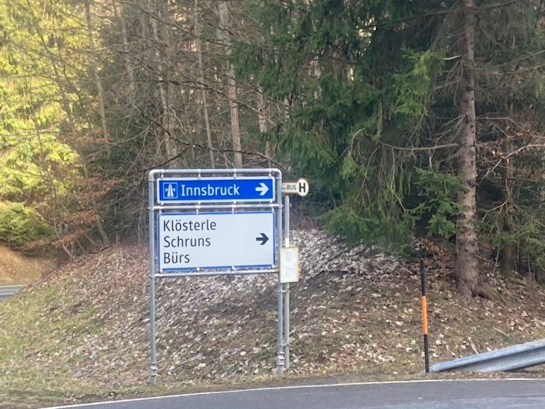 Verkehrsschild, Autobahnanschluss, Kreuzung von Brand kommend, Verkehr wird durch Bürs geleitet, L82