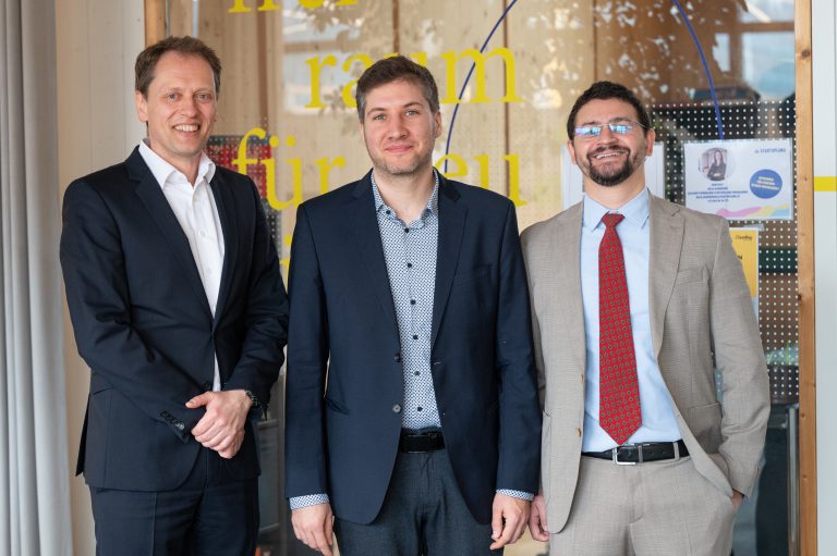 Direktor des ICV-HSG Prof. Stephan Aier mit den beiden Dozenten Bernhard Bermeitinger und Bruno Rodrigues. <span class="copyright">vlk/Serra</span>