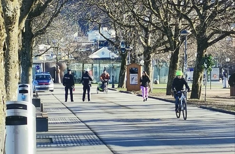 Falsche Polizisten legen Radfahrer an den Seeanlagen rein