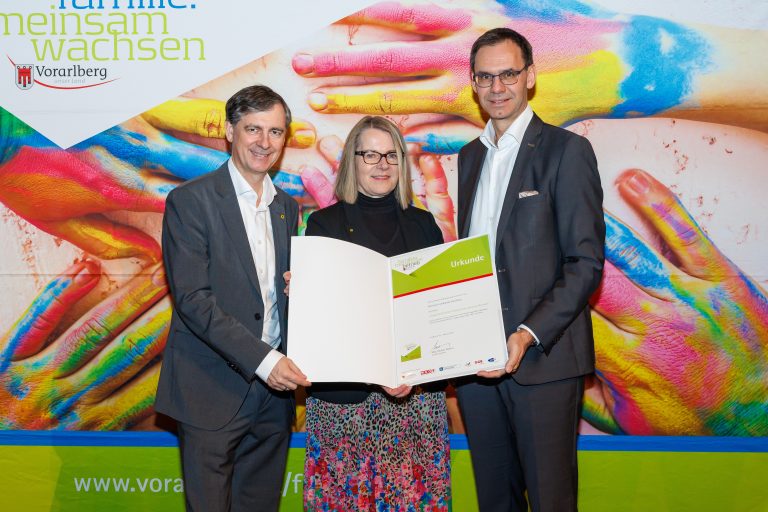 Raiffeisen-Landesbank: Vorstand Michael Alge, Christa Strobl und LH Wallner. <span class="copyright">VLK/Hofmeister</span>