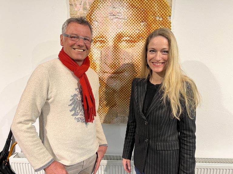 Roland Schuster und Bettina Stachowitz vor berühmter Dame.