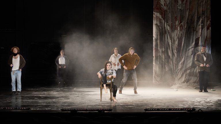 „Das Fest des Lamms“ am Vorarlberger Landestheater ist eine Reise durch das Surreale und Traumhafte. <span class="copyright">anja köhler</span>