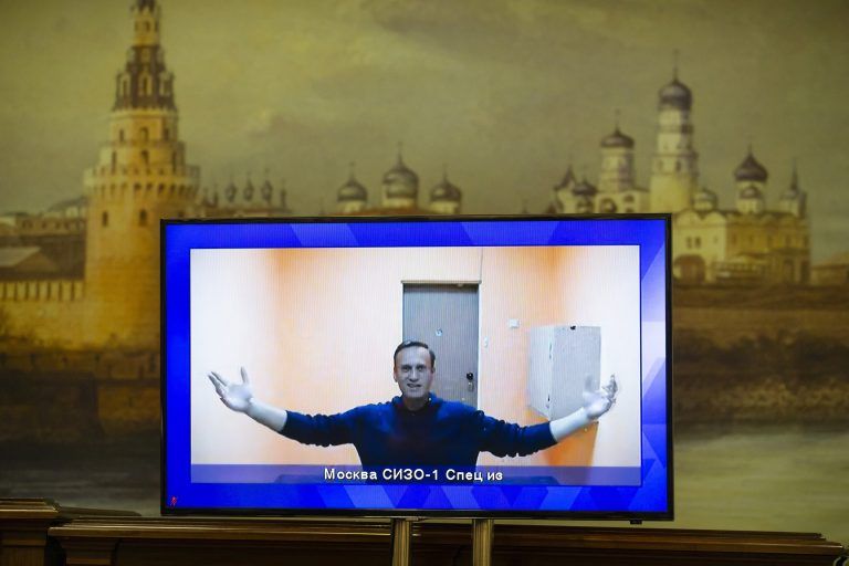 Mit dem Kreml im Hintergrund: Symbolisch stellt dieses Bild aus einem Verfahren gegen Alexej Nawalny im Jänner 2021 dar, wer in Russland das Sagen hat. <span class="copyright">AP/Alexander Zemlianichenko</span>