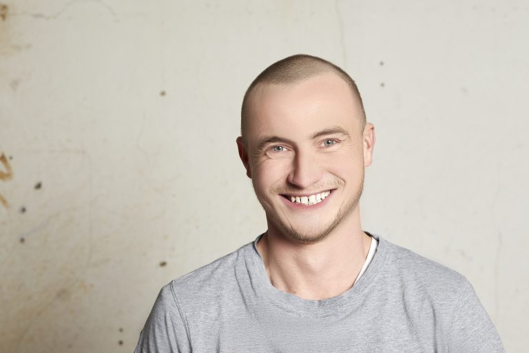 Schauspieler David Kopp spricht die Textpassagen zu „Wie viel Heimat braucht der Mensch?“. <span class="copyright">Marina Deronja</span>