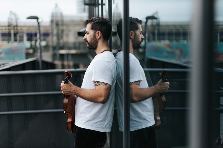 Bratschensolist Nikita Gerkusov ist seit der Saison 2023/24 fixes Mitglied und Stimmführer im SOV. <span class="copyright">Victoria Nazarova</span>