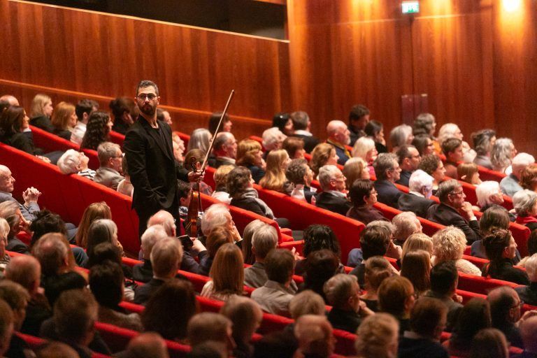 Mit einem Gang durch den Saal.... <span class="copyright">Dietmar Mathis</span>