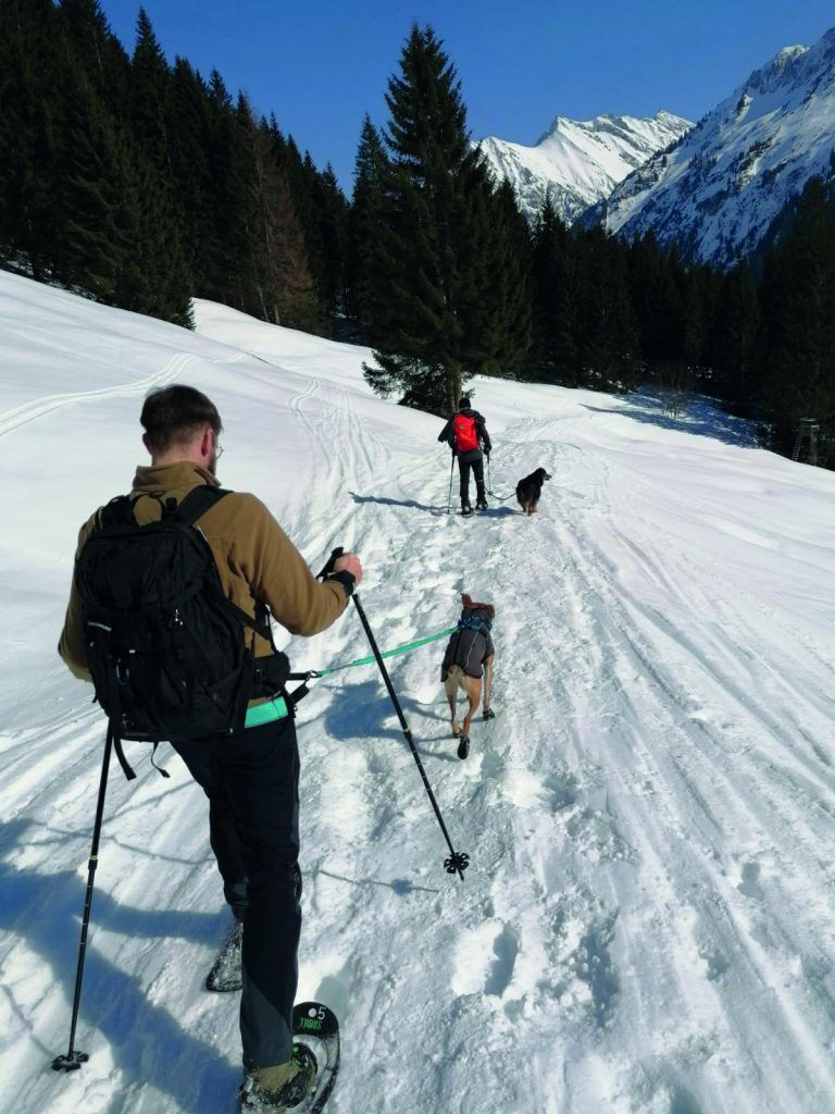 Schneeschuhwandern mit Hund zählt zu den Tourenwanderungen von Sabine und Helmut Eberle.