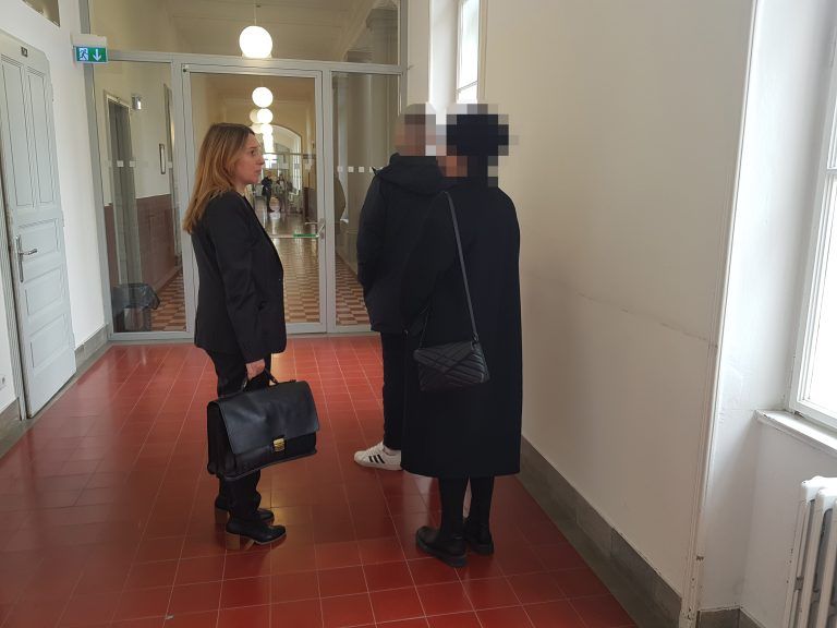 Neben der Verteidigerin (l.) wohnten auch Verwandte des Angeklagten dem Prozess bei.