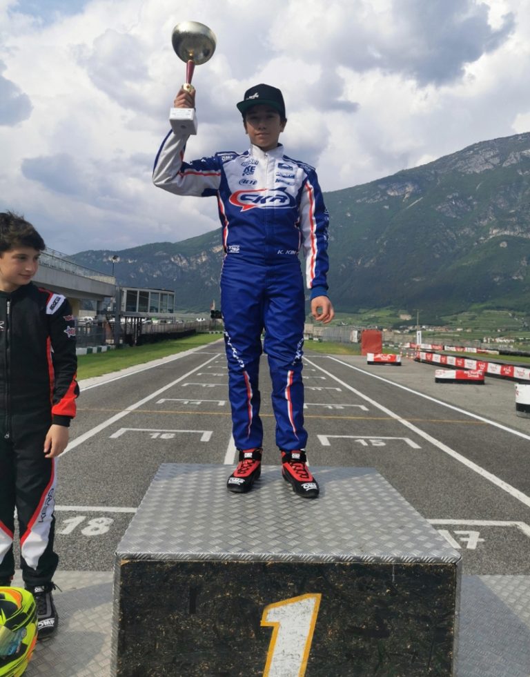 Stolzer Sieger ganz oben am Treppchen.