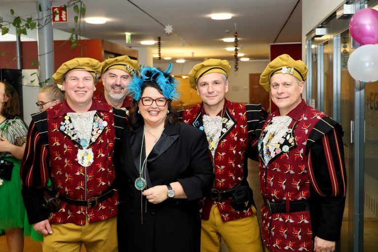  Geschäftsführerin Nicole Wolf-Vöhl mit den Hörbranzer Raubrittern.