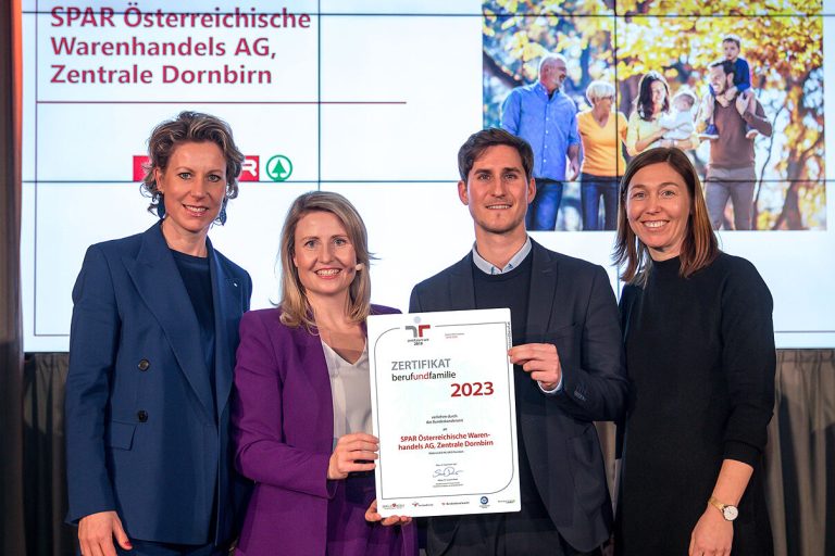 Auf Bundesebene: Familienministerin Susanne Raab (2.v.l.) überreicht das staatliche Gütezeichen- Zertifikat „berufundfamilie" an SPAR-Vorarlberg-Geschäftsführerin Carina Pollhammer (l.), Prok. Valentin Drexel und Leiterin des Personalwesens Martina Hagen. <span class="copyright">FA</span>