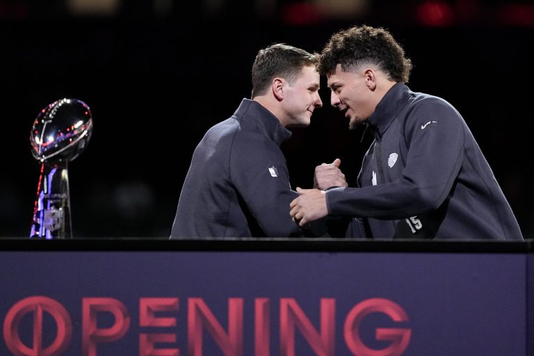 Brock Purdy (links) von den 49ers und Kansas-City-Chiefs-Quarterback Patrick Mahomes bei der Opening Night. <span class="copyright">ap</span>