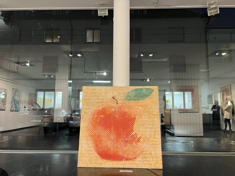 The forbidden Red Neon fruit apple - kurz - der verbotene Apfel.