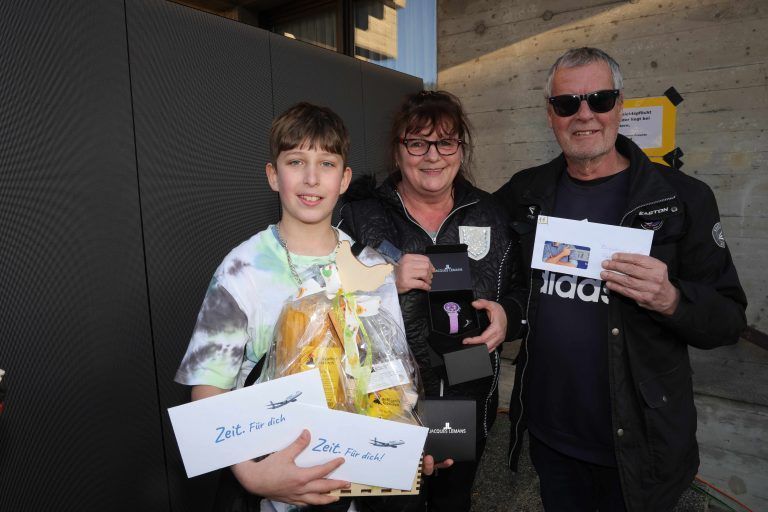 Tombolagewinner Jan Kaiser, Manuela Gebhart und Gerhard Vonbun.